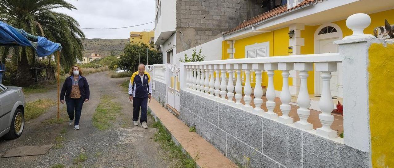 Auxiliadora y José Domingo frente a una de las viviendas que no están conectadas al alcantarillado en San Lorenzo