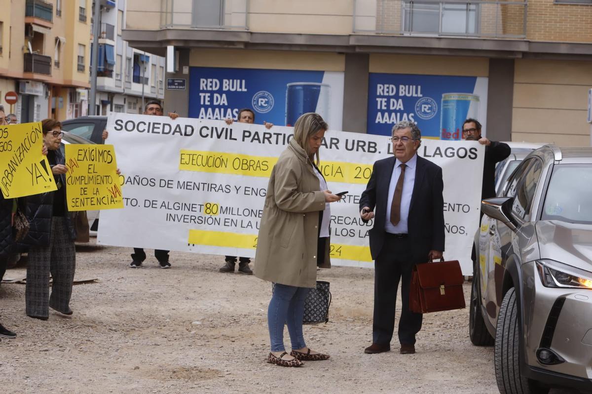 Los manifestantes acompañan a Ferrer hasta su vehículo.