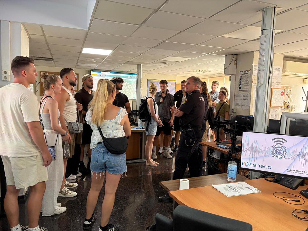 Los jóvenes alemanes aspirantes a policías, durante su visita a la Jefatura de Palma.