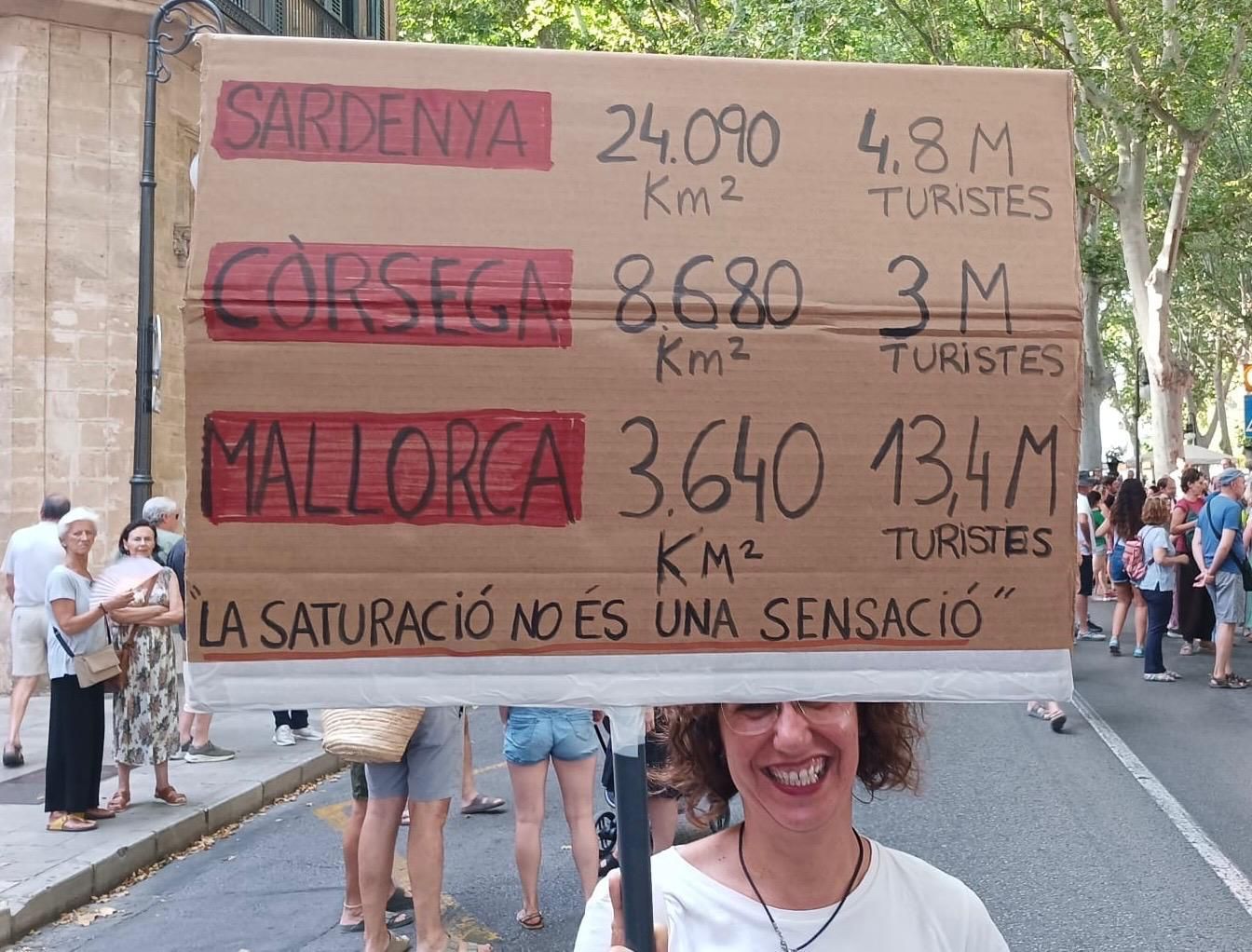 Las pancartas y las imagénes de la manifestación contra la saturación Turística