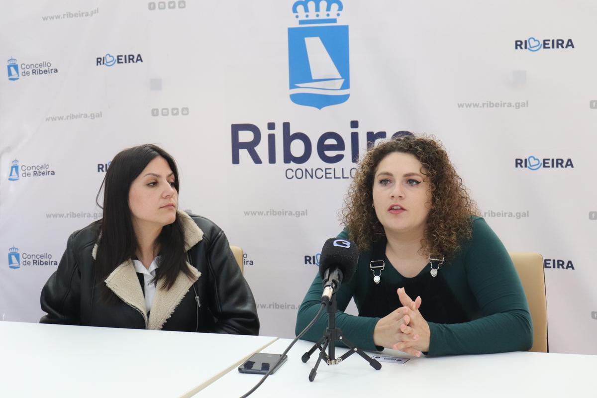 Tania Redondo y Antía Alberte durante la presentación de la iniciativa de reparto de composteros en Ribeira