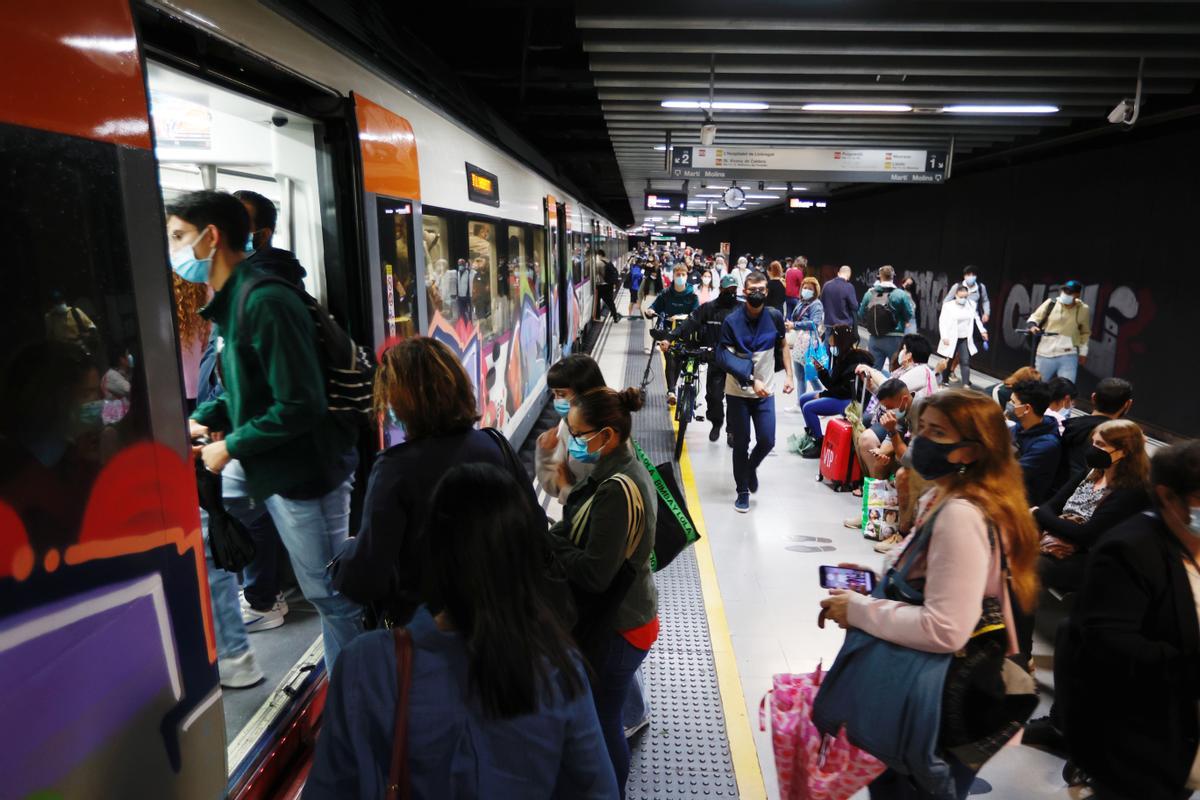 Viajeros de Rodalies, en la estación de La Sagrera