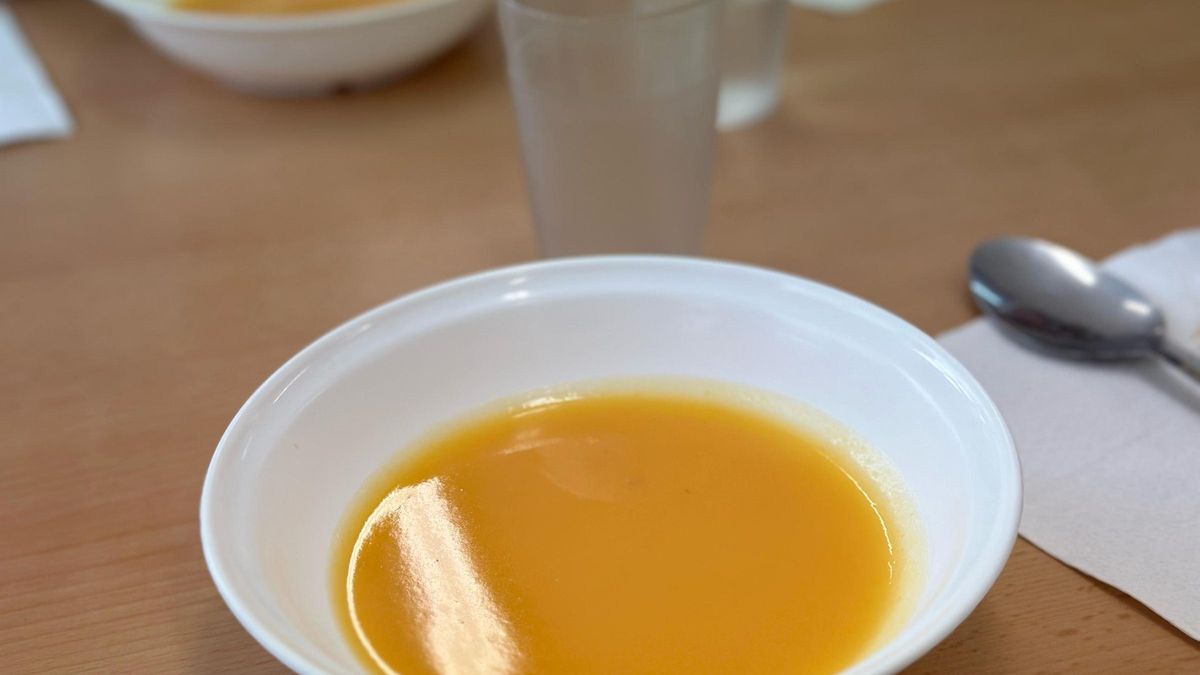 Primer plato de un menú escolar: crema de calabaza, patata y cebolla ecológica.