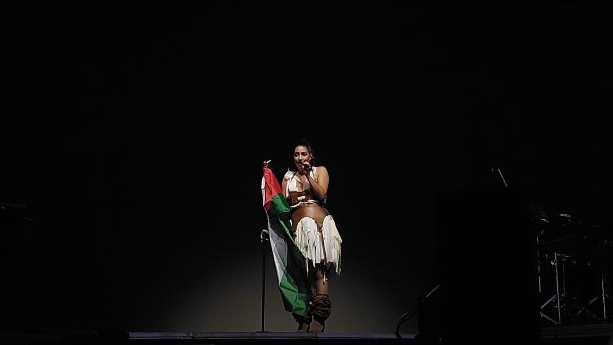 María José Llergo muestra su apoyo a Palestina en el Mallorca Live Festival 2024.