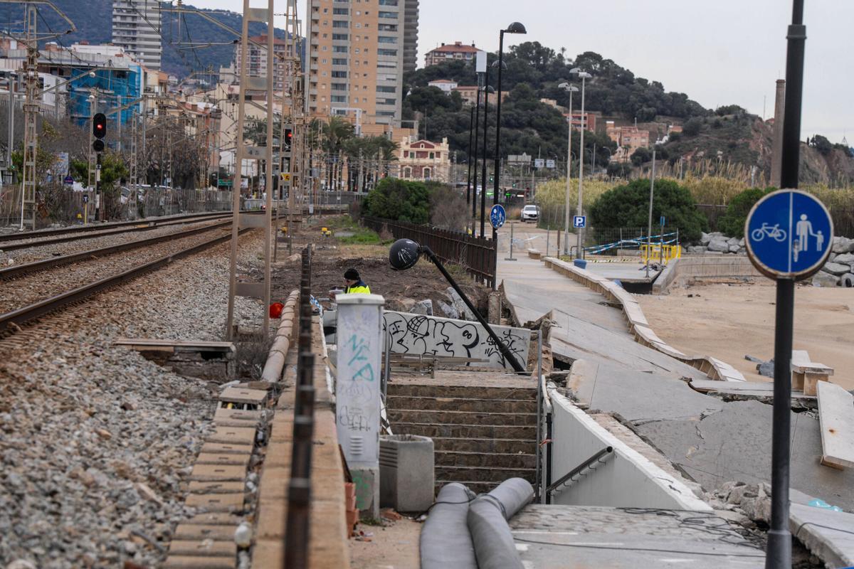 Badalona. 29/01/2026 Sociedad. Estado del paseo marítimo de Badalona, dañado por el temporal de la semana pasada, junto a las vías del tren por donde circulan los trenes de Rodalies. Foto: Zowy Voeten / El Periódico