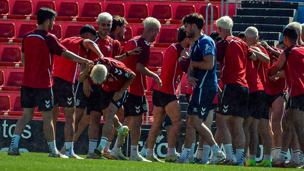 Los futbolistas del Eldense hacen pasillo en la semana posterior a proclamarse campeones.