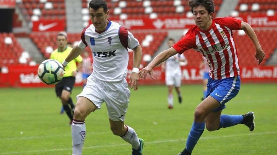 Acción del encuentro de ayer en El Molinón entre el TSK Roces y el Sporting.