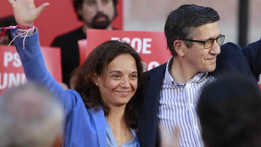 López, con la secretaria general del PSOE de Madrid, Sara Hernández.