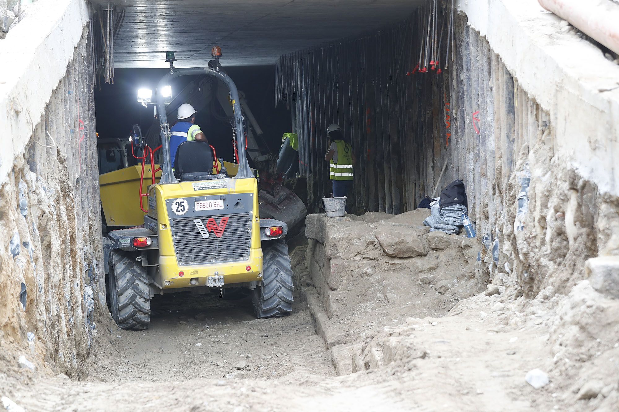 Los arqueólogos trabajan para “desenterrar” por completo la muralla aparecida en las obras de la calle Carral.