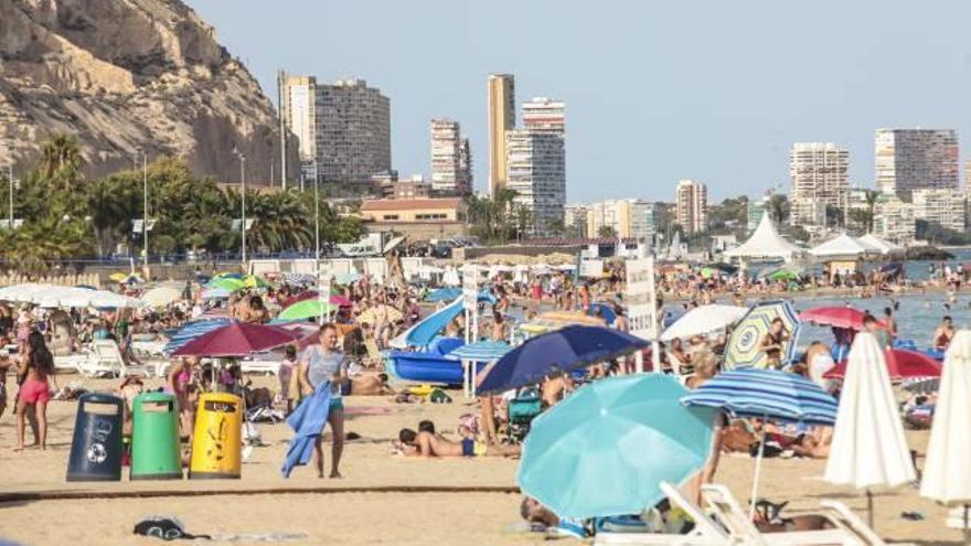 Imagen de una playa de Alicante en un día de verano.