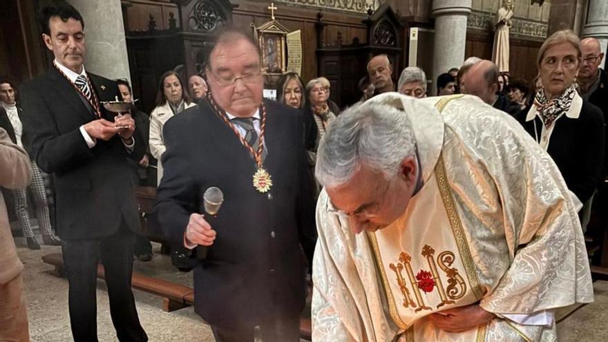 Vigilia Pascual, con velas, en la basílica del Sagrado Corazón