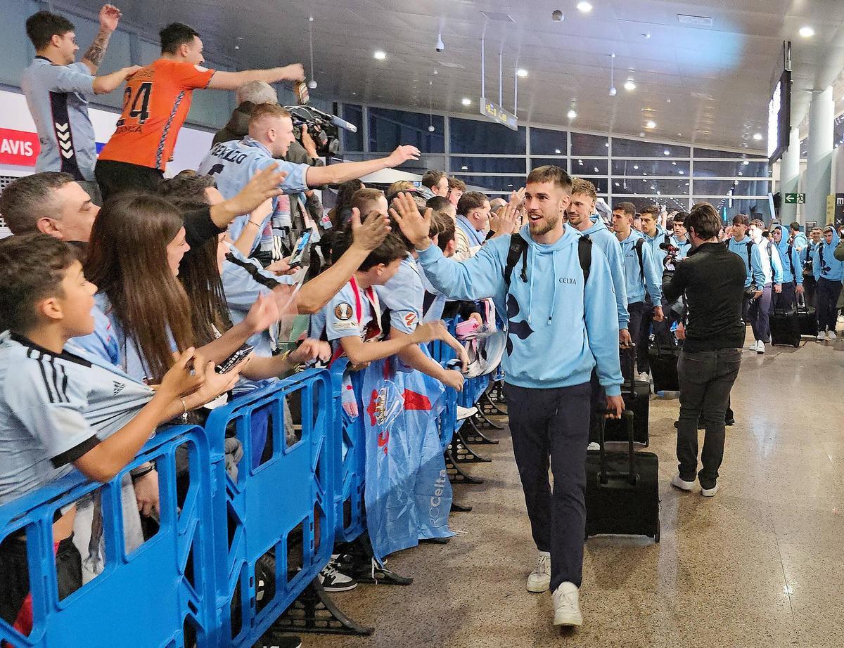 La llegada del Celta a Peinador tras la victoria ante el Olympique de Lyon