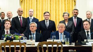 Trump rebateja  la IA com a superintel·ligent  i n’anuncia una autoregulació