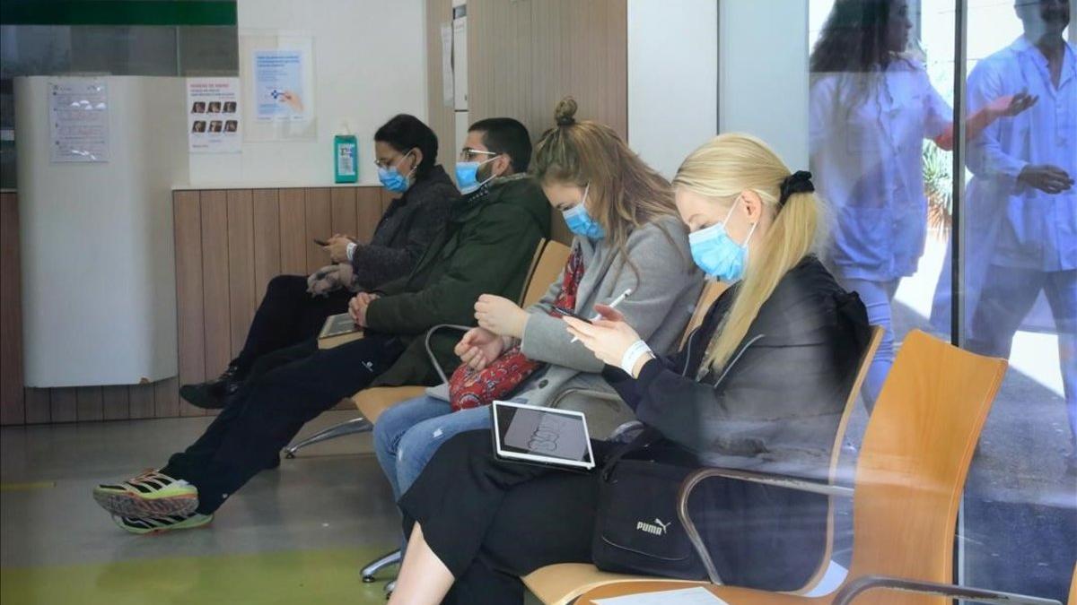 Pacientes con mascarillas ante el riesgo de coronavirus en las urgencias del Hospital Clínic de Barcelona