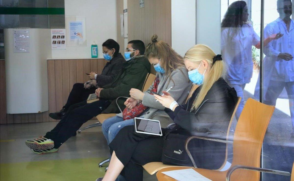 Pacientes con mascarillas ante el riesgo de coronavirus en las urgencias del Hospital Clínic de Barcelona.