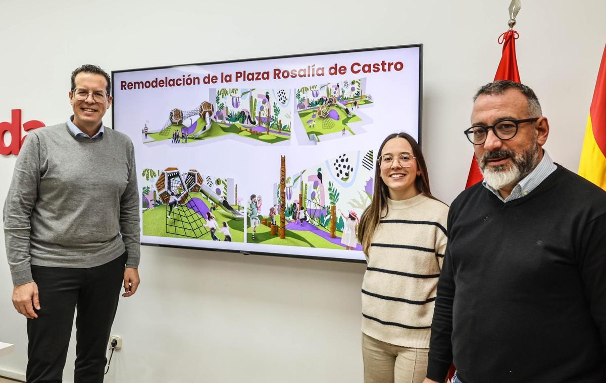 De izquierda a derecha el alcalde Rubén Alfaro; la ingeniera María Abad; y el concejal de Espacio Público, José Antonio Amat, en la presentación del proyecto el pasado diciembre