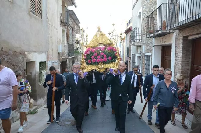 Orpesa exhibe su fe a la Virgen de la Paciencia con una emotiva ofrenda de flores