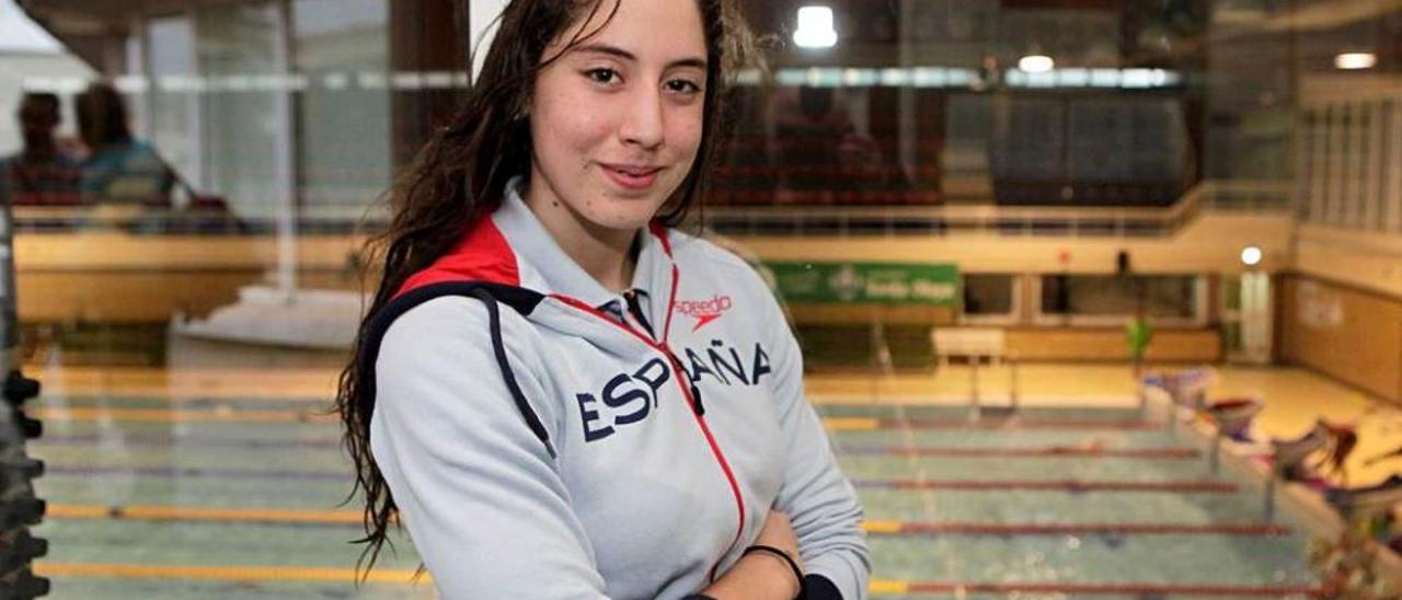 Alexia Arredondo, con la equipación de la selección, ayer, en las piscinas del Santa Olaya.