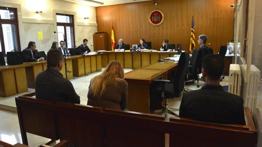 Los tres sospechosos, en el juicio celebrado ayer en la Audiencia.