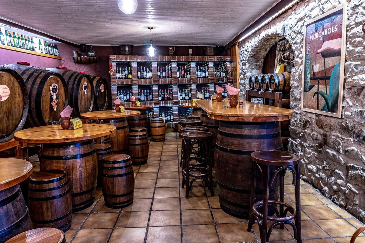 Interior de la bodega vermutería Murcarols