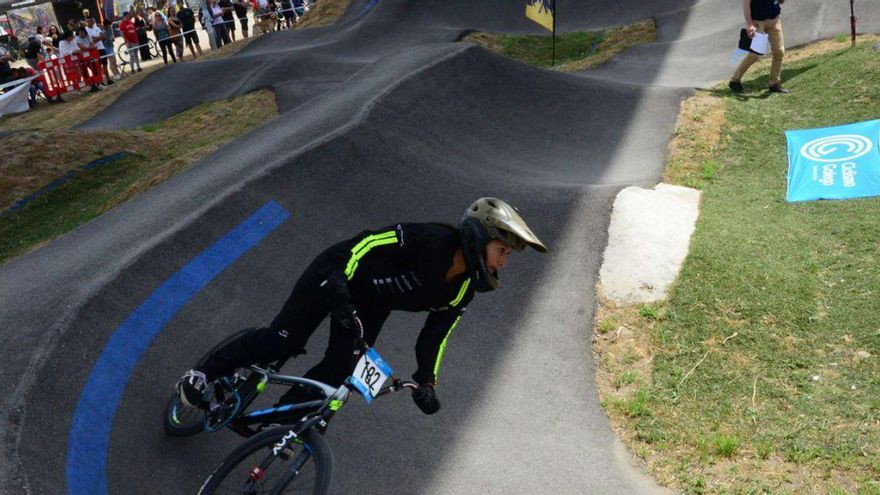 Numeroso público para disfrutar de la velocidad en la pista de O Casal.