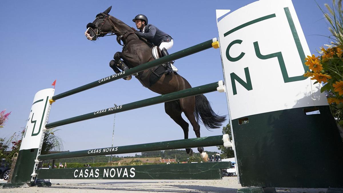 Sergio Álvarez Moya salta con ‘Álamo’ durante el Gran Premio Casas Novas. |  // CASAS NOVAS / OXER SPORT
