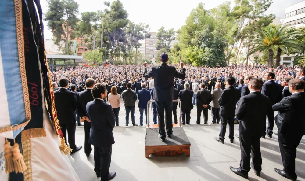 Cerca de 1.000 músicos interpretan el Pasodoble Idella en la Plaza Castelar.
