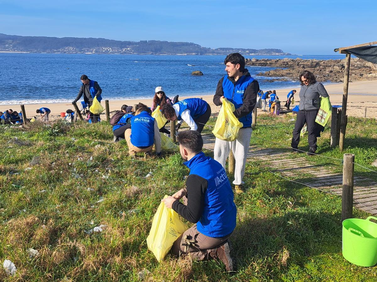 La limpieza de la playa de Area de Bon, en Bueu, en imágenes (II)