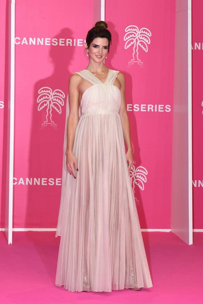 Clara Lago, con vestido de Dior, en la alfombra rosa de la presentación de 'Limbo' en el Festival de Series de Cannes