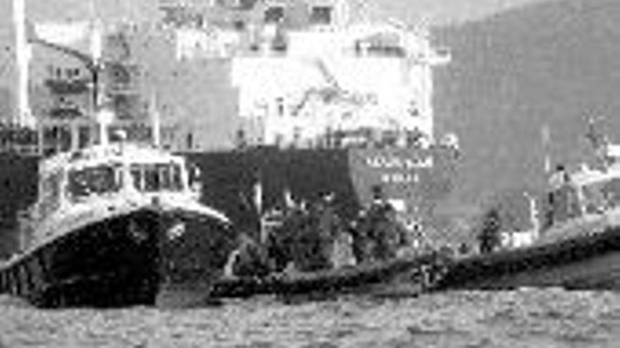 20 detenidos en Gibraltar al asaltar Greenpeace a un barco petrolero