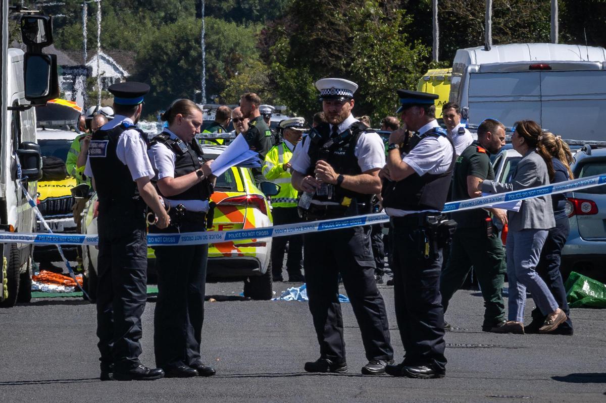 Archivo - Imagen de archivo de agentes de Policía de Reino Unido en Southport tras el apuñalamiento de varios menores a finales de julio de 2024.