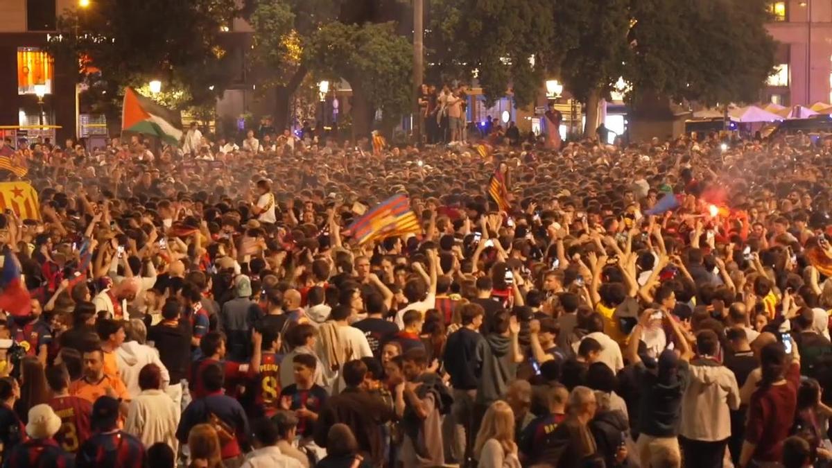 Los aficionados del Barça toman Canaletas para celebrar LaLiga: "Una temporada bestial"