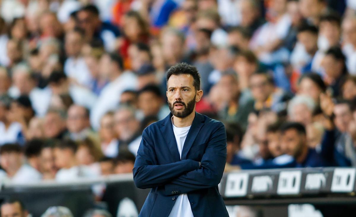 Carlos Corberán durante el Valencia - Rayo