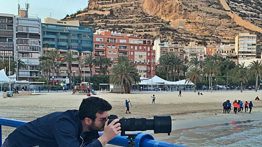 Jordi L. Coy fotografiando la salida de la Luna en Alicante.  | INFORMACIÓN