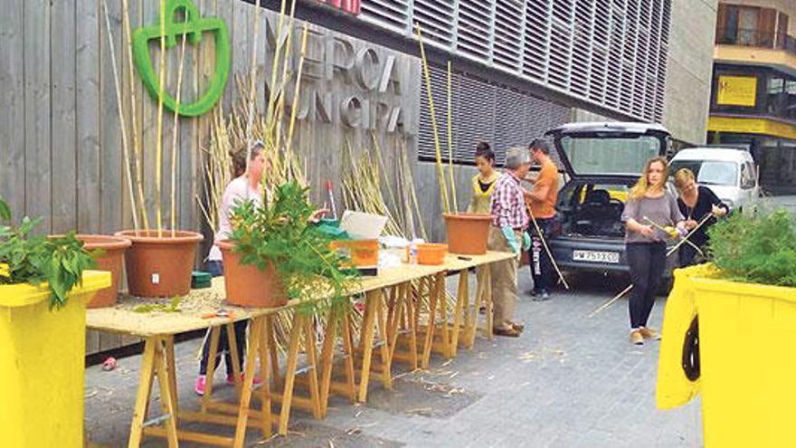 Montaje de los adornos florales junto al mercado.