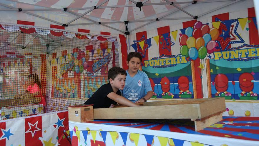 Juegos tradicionales e hinchables en la Volta ao Cole