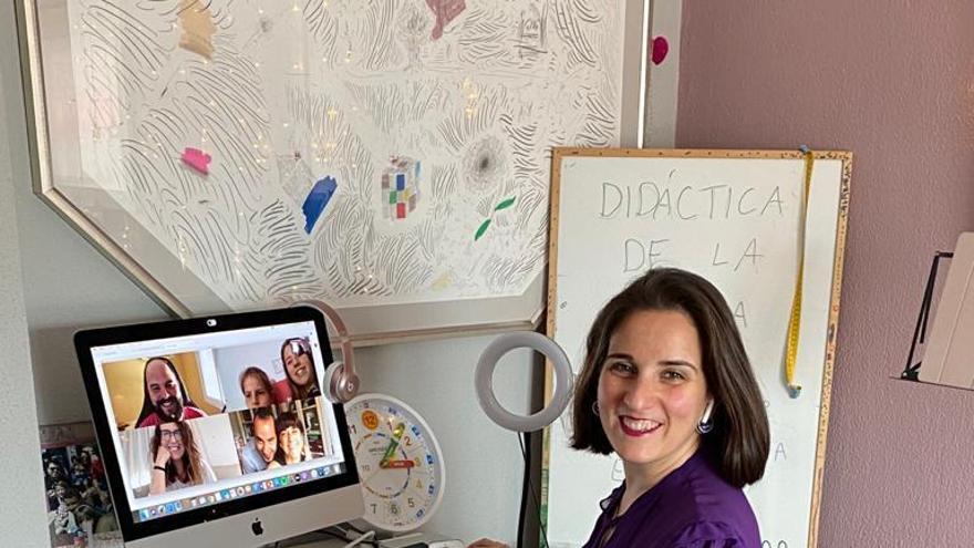 La profesora María Teresa Sánchez, que pertenece al Área de Didáctica de la Matemática, durante una clase online desde su casa.