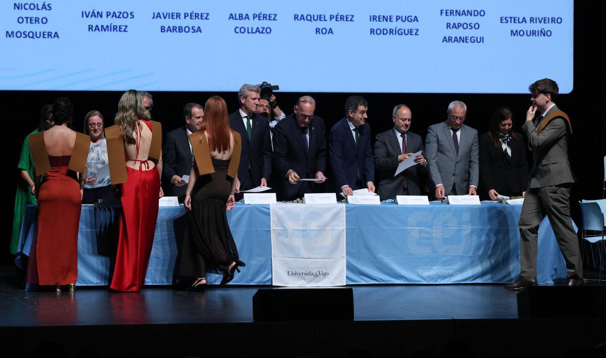 El Auditorio Mar de Vigo acogió la graduación de la Escuela de Ingeniería Industrial de la Universidade de Vigo. En el acto estuvieron presentes 282 alumnos y autoridades como Alfonso Rueda y Abel Caballero. El Auditorio Mar de Vigo acogió la graduación de la Escuela de Ingeniería Industrial de la Universidade de Vigo. En el acto estuvieron presentes 282 alumnos y autoridades como Alfonso Rueda y Abel Caballero.