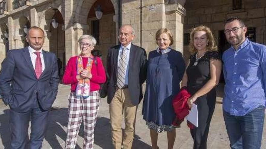 Por la izquierda, Heriberto Menéndez (coordinador cameral), Vigón, Noguera, Monteserín, Belarmina Díaz y el edil Manuel Campa.