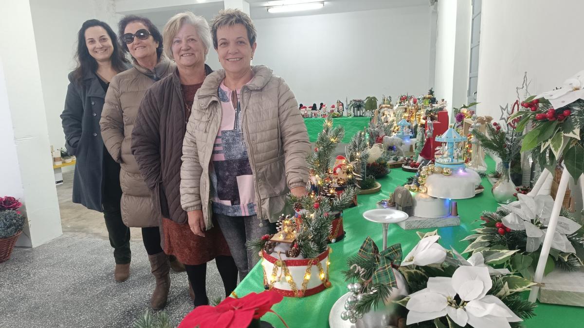Desde atrás, Águeda Palacio, Belén Canto, Rosa María Montes y Dolores Huerta.