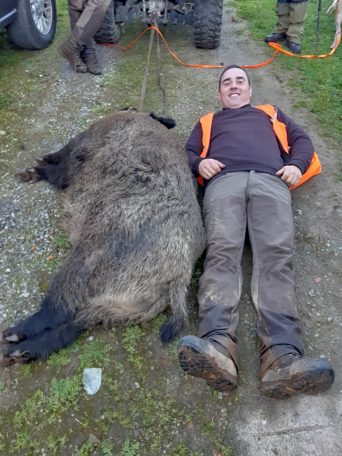 Javier Rodríguez, tumbado junto al animal.