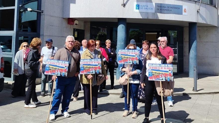 Protesta en Redondela de los afectados por el cierre de Viaxes Loa, que deja una deuda de 170.000 euros