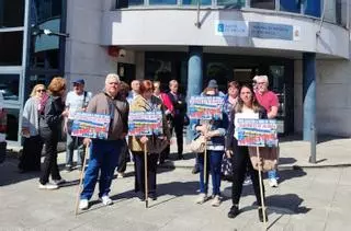 Protesta en Redondela de los afectados por el cierre de Viaxes Loa, que deja una deuda de 170.000 euros