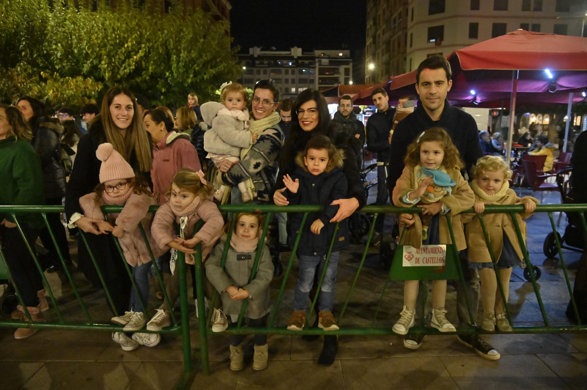 Los peques de Castelló entregan al Cartero Real las misivas con sus deseos. Encuentra tu foto.