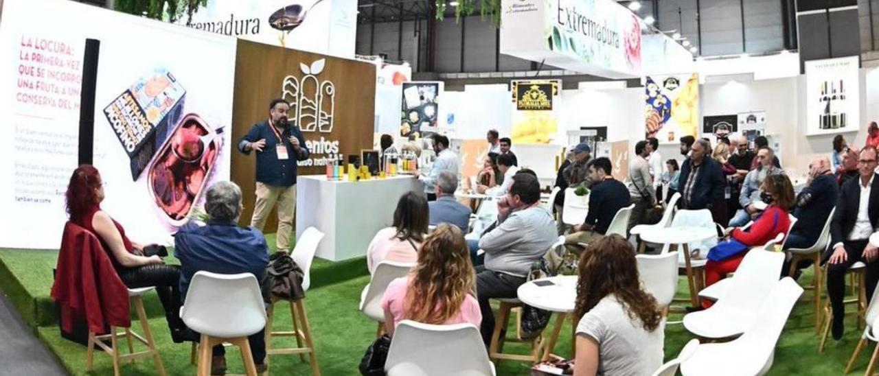 Actividad, este miércoles, en el expositor de Asturias en el Salón Gourmets de Madrid. | Fernando Villar