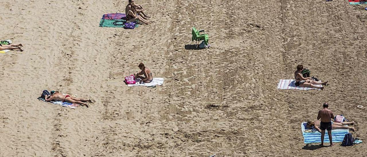 Bañistas en la playa del Postiguet, en el tramo no afectado por las obras, en una imagen tomada durante este verano.
