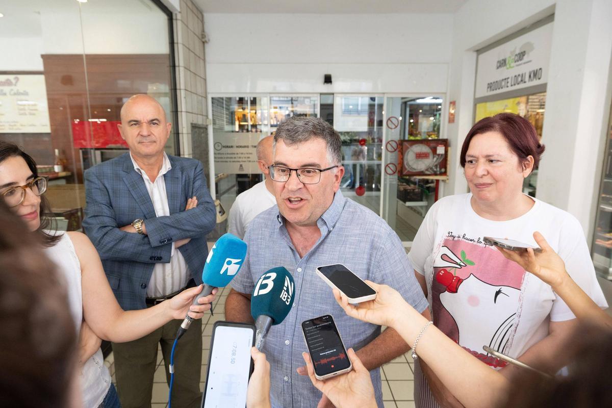 El conseller de Agricultura, Pesca y Medio Natural, Joan Simonet en rueda de prensa en las puertas de Mercat Nou