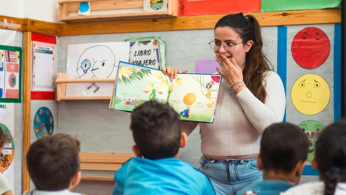 Una maestra impartiendo clase en el CEIP Ramón y Cajal de Alpartir.
