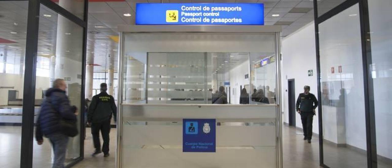 Las agencias de viaje recelan de que el aeropuerto sea una puerta de salida al extranjero