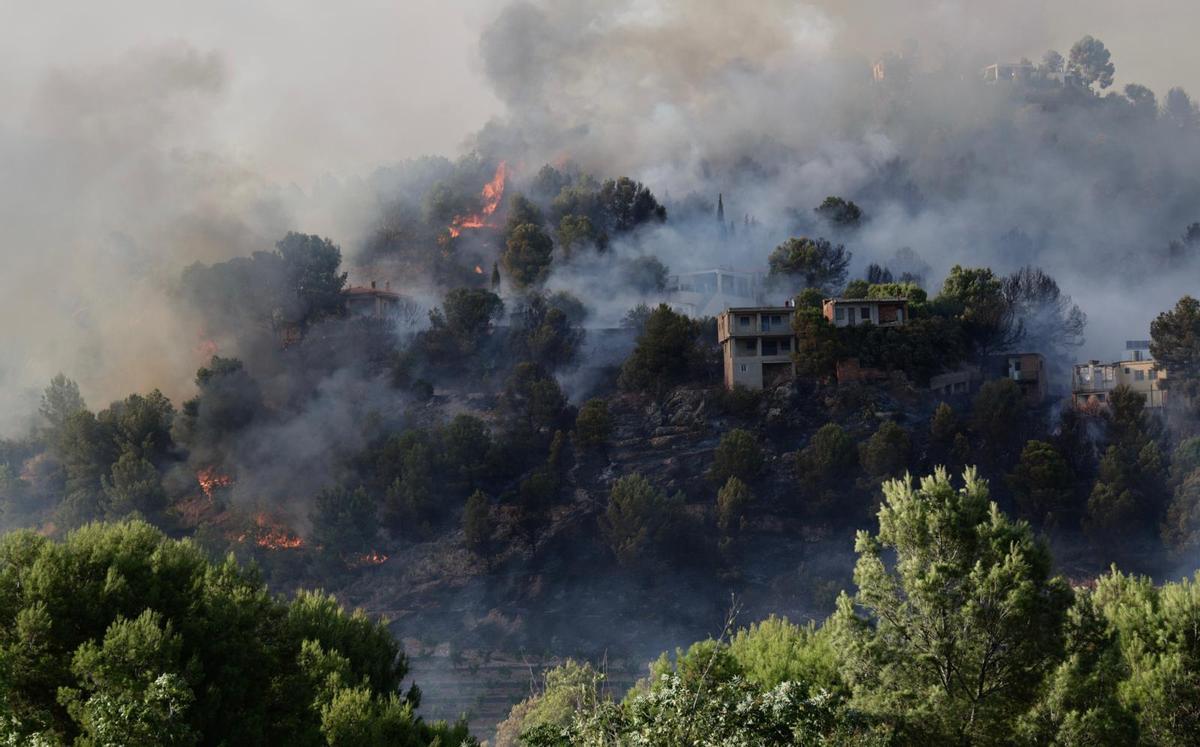 Vecinos y vecinas de la Vall d'Uixó tratan de ayudar a frenar el fuego del incendio.